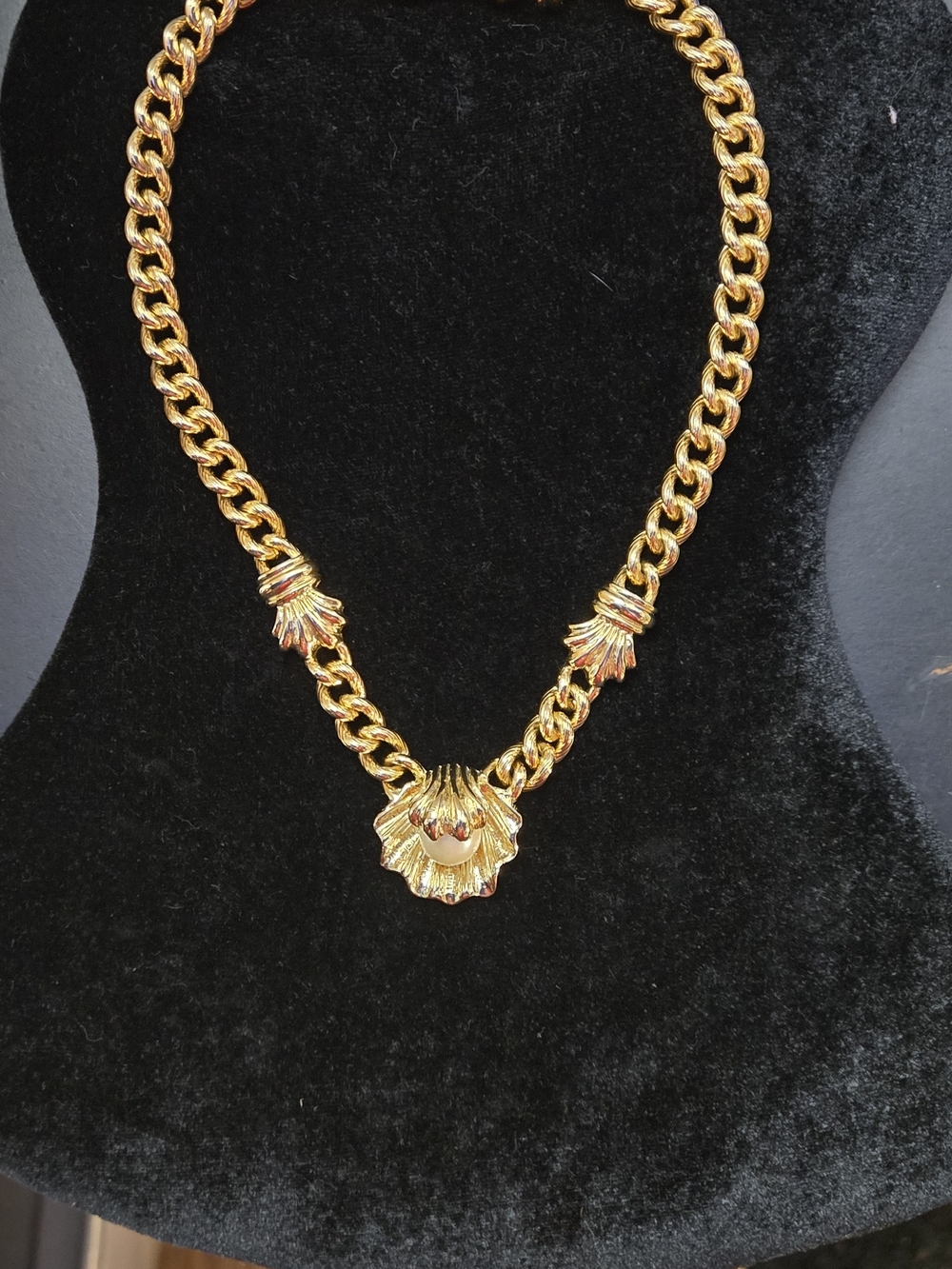 IVANA Oyster Shell Pearl Gold Tone Cuban Link  Pendant Necklace - Picture 3 of 9